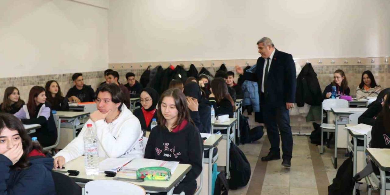 Sünnetçi: “Gençlerimiz Her Zaman Kendilerine Bir Hedef Belirlemeli”