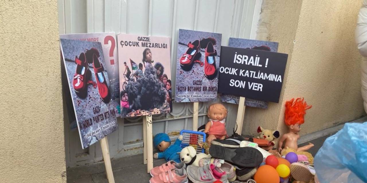 Ak Parti Kadın Kolları Başkanı Keşir, İsrail Büyükelçiliği Konutu Önüne Oyuncak Bıraktı