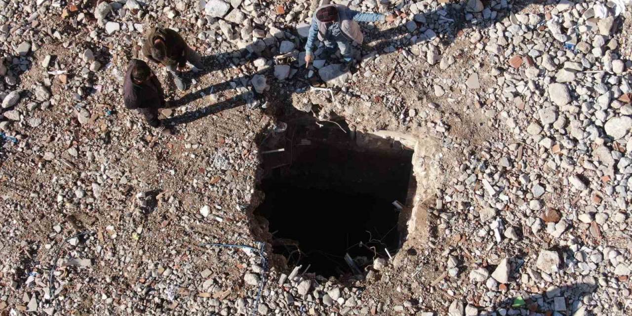 Enkazı Kaldırılan Binanın Yerinde 10 Metre Derinliğinde Obruk Oluştu
