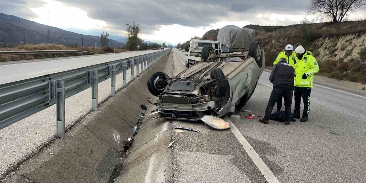 D100’de Bariyerlere Çarpan Otomobil Takla Attı: 2 Yaralı