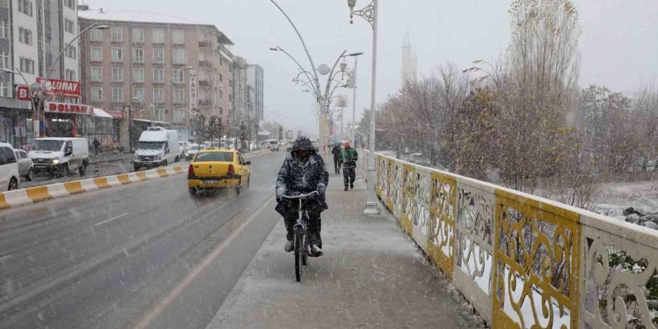 Kar Yağışı Ağrı’yı Beyaza Bürüdü