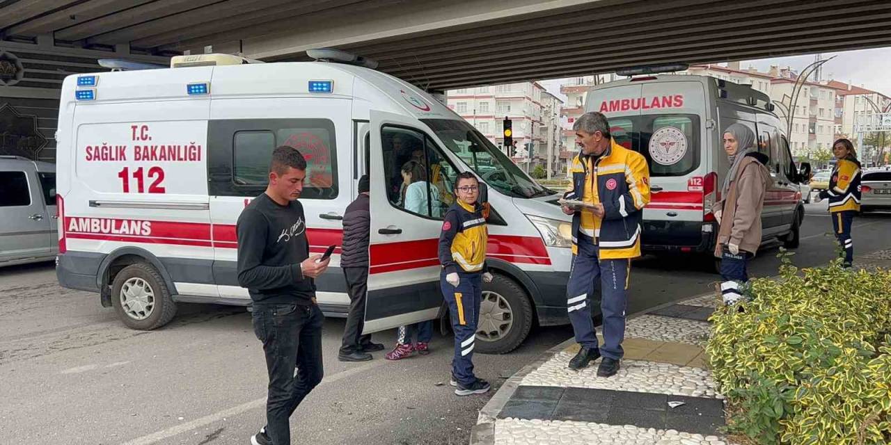 Kırmızı Işık İhlali Yapan Tır Otomobile Çarptı: 2 Yaralı