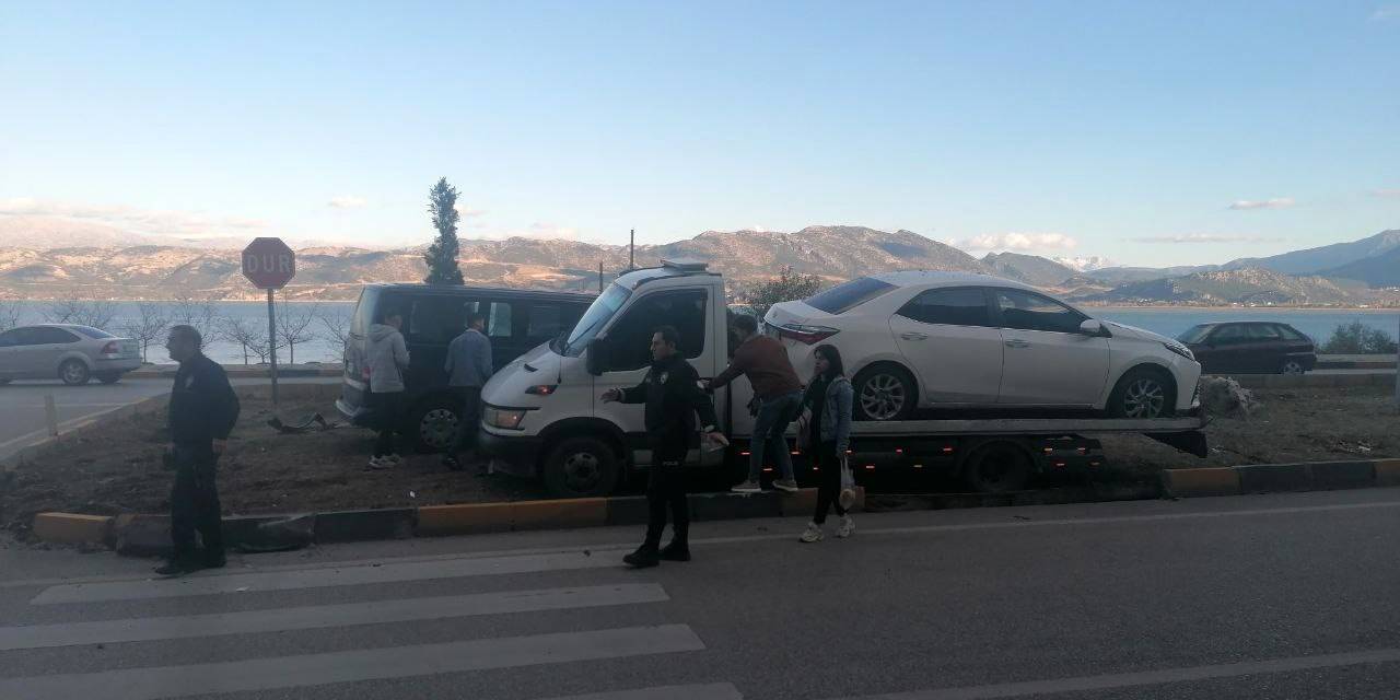 Isparta’da Kaza Yapan Araçlar Refüje Çıktı