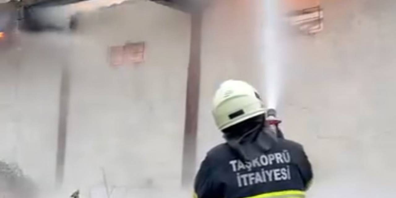 Kastamonu’da 2 Katlı Ahşap Ev Alev Alev Yandı