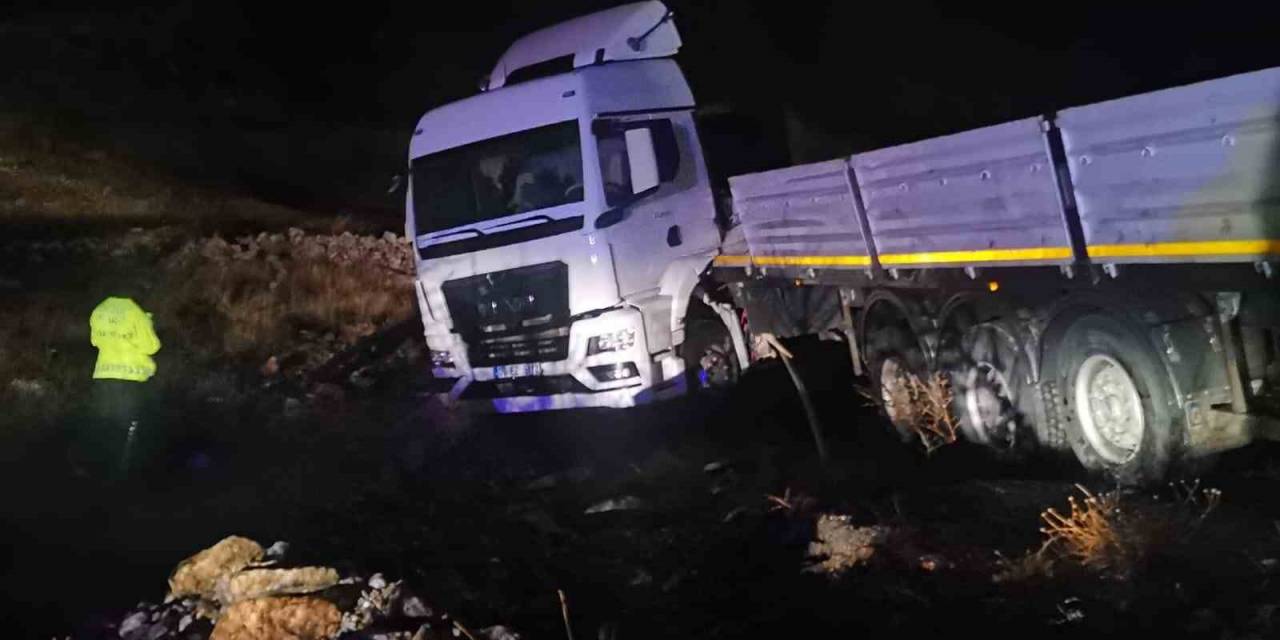 Malatya’da Yoldan Çıkan Tır Şarampole Düştü: 1 Yaralı