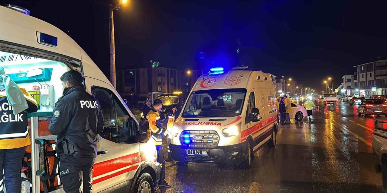 Düzce’de Lüks Otomobil Pikapla Çarpıştı: 1’i Çocuk 5 Yaralı