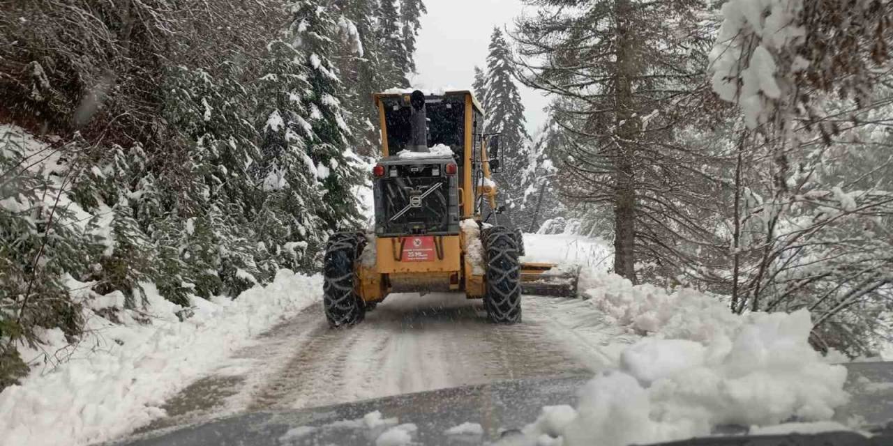 Kastamonu’da Kardan Kapanan Yollarda Çalışmalar Sürüyor