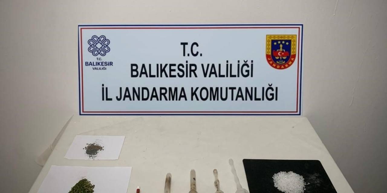 Balıkesir’de Evlerinde Uyuşturucu İmal Eden Şüphelilere Operasyon