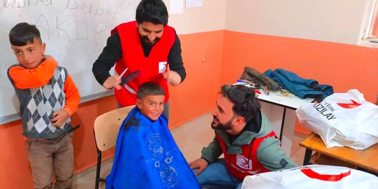 Kızılay’dan Köy Çocuklarına Berber Sürprizi