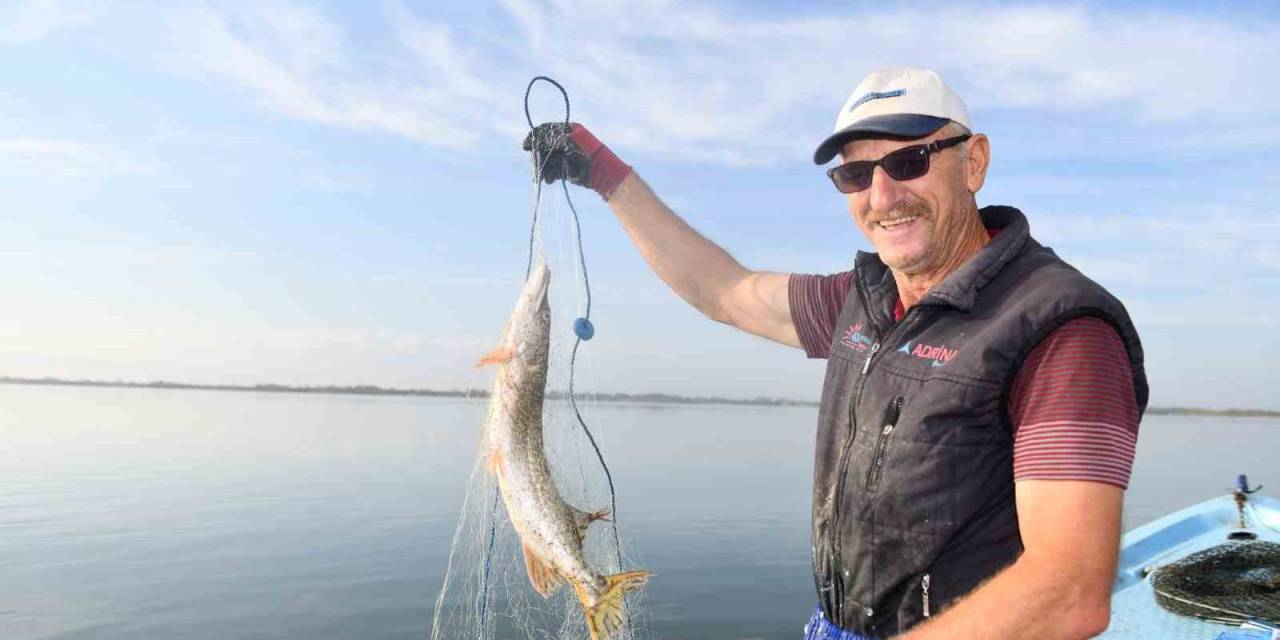 22 Yıldır Ekmeğini Gölden Çıkartıyor