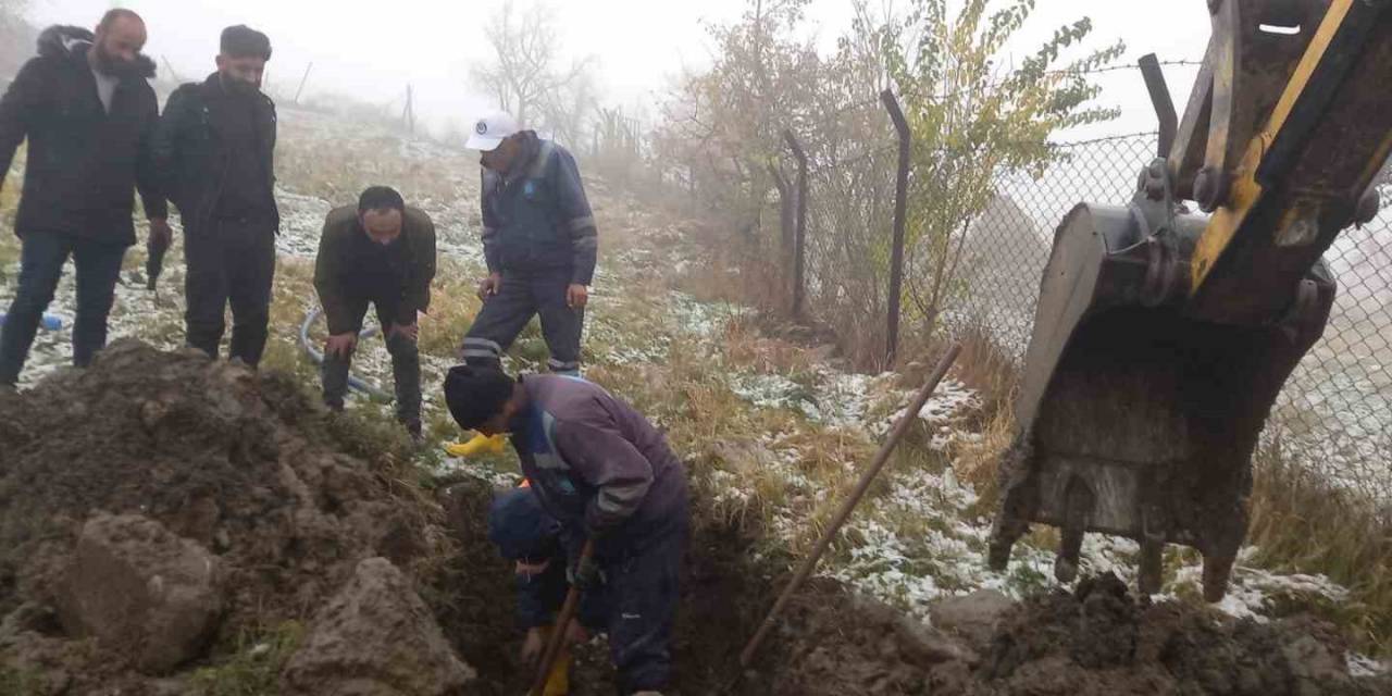 Belediye Ekipleri Olumsuz Hava Şartlarına Rağmen Arızaları Gideriyor