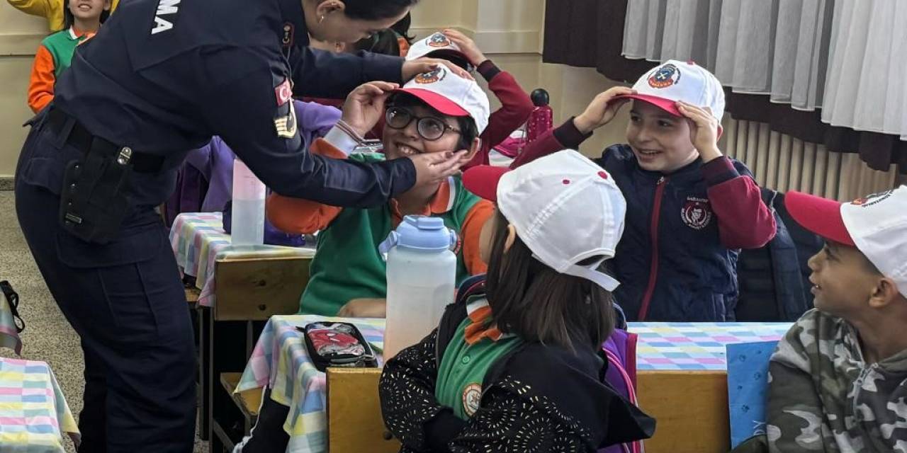 Jandarma Çocuk Hakları Gününde Çocukları Yalnız Bırakmadı