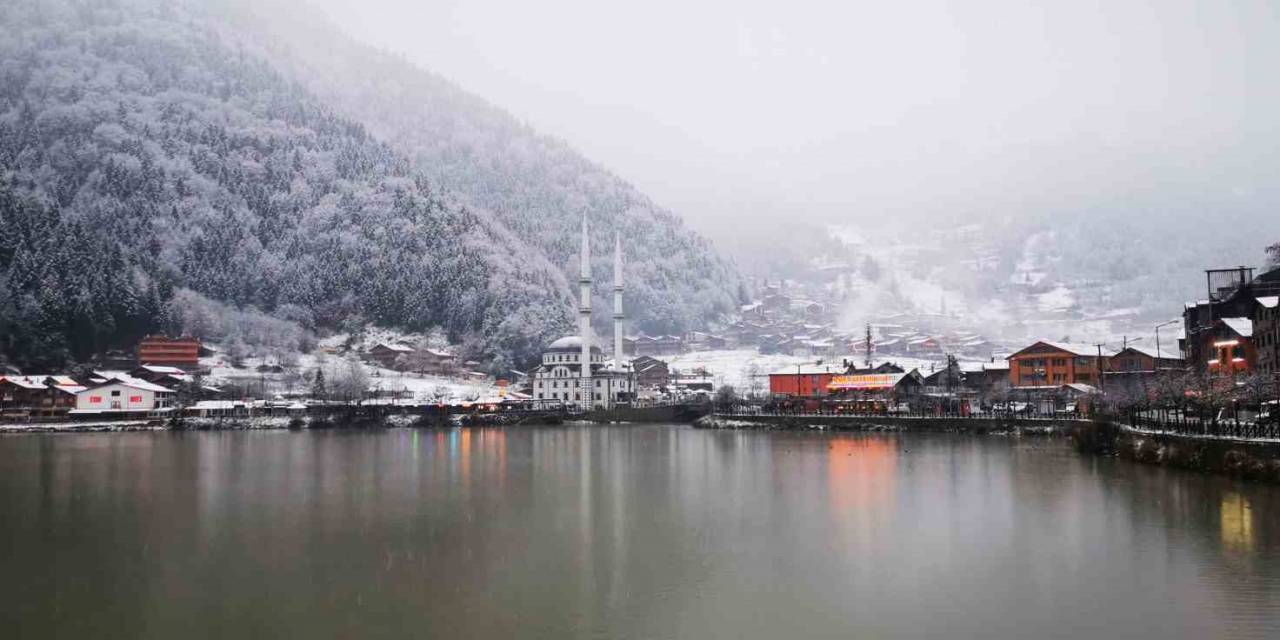 Uzungöl’e Mevsimin İlk Karı Yağdı, Göl Çevresi Beyaz Örtüyle Kaplandı