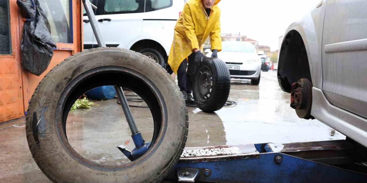 Yağış Geldi, Yasak Başlamadan Oto Lastikçilerde Yoğunluk Başladı