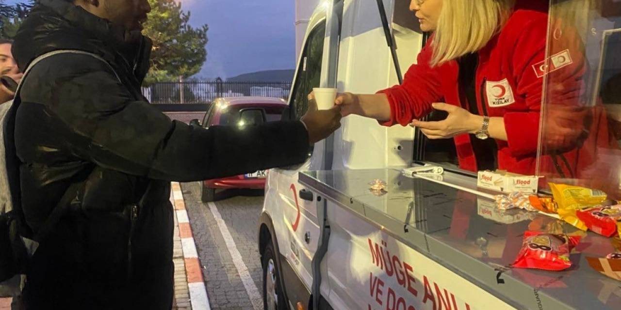 Kızılay Ders Çalışan Öğrencilere Sıcak Çay Ve Kek İkramı Yaptı