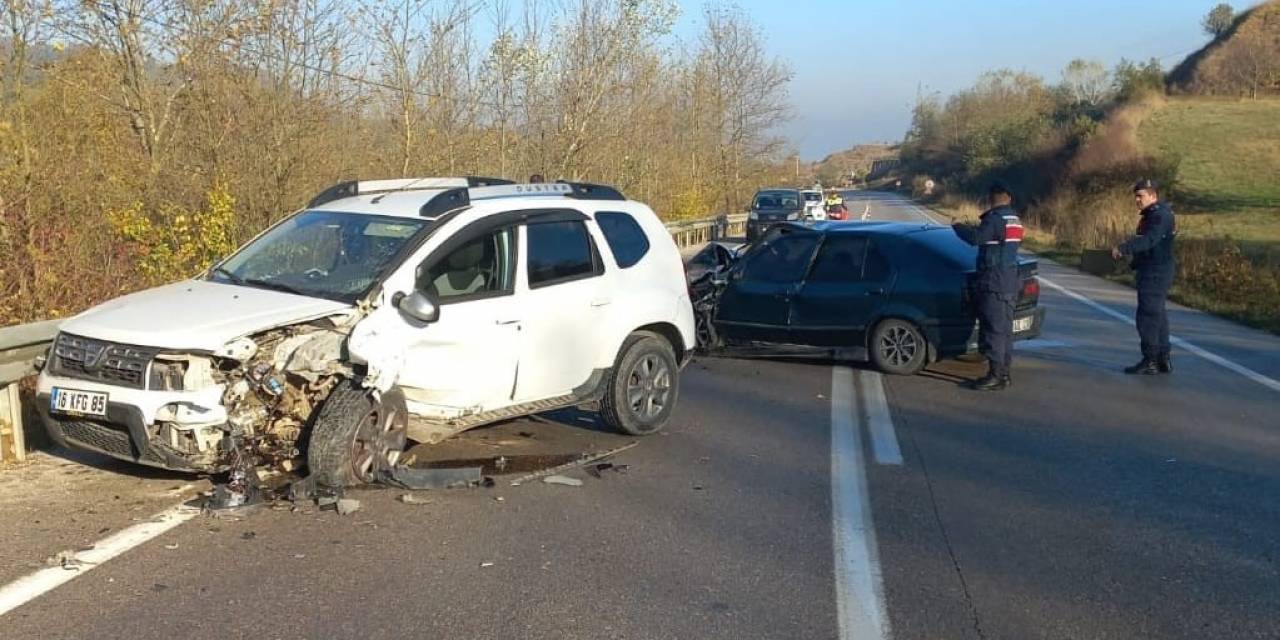 Bursa’da 2 Araç Kafa Kafaya Çarpıştı, 3 Kişi Yaralandı