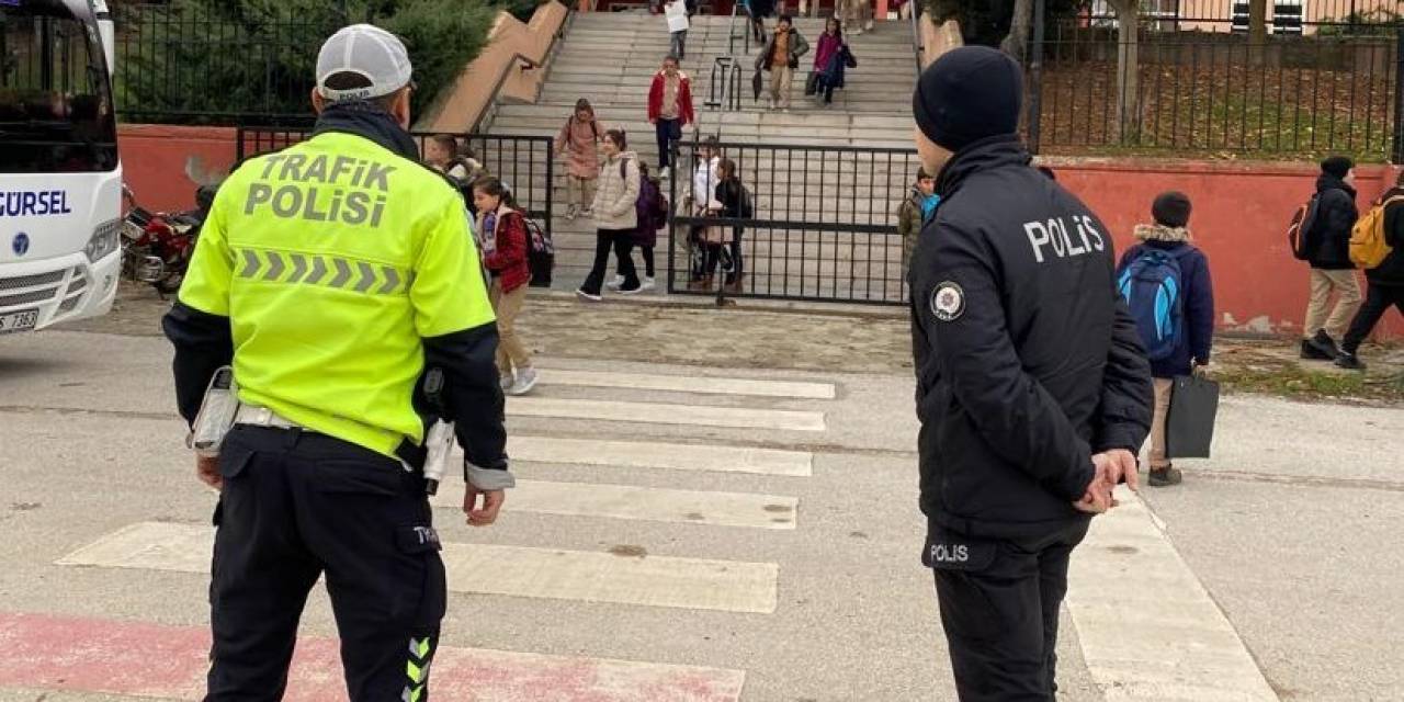 Polis Okul Çevresinde Sıkı Denetim Yaptı