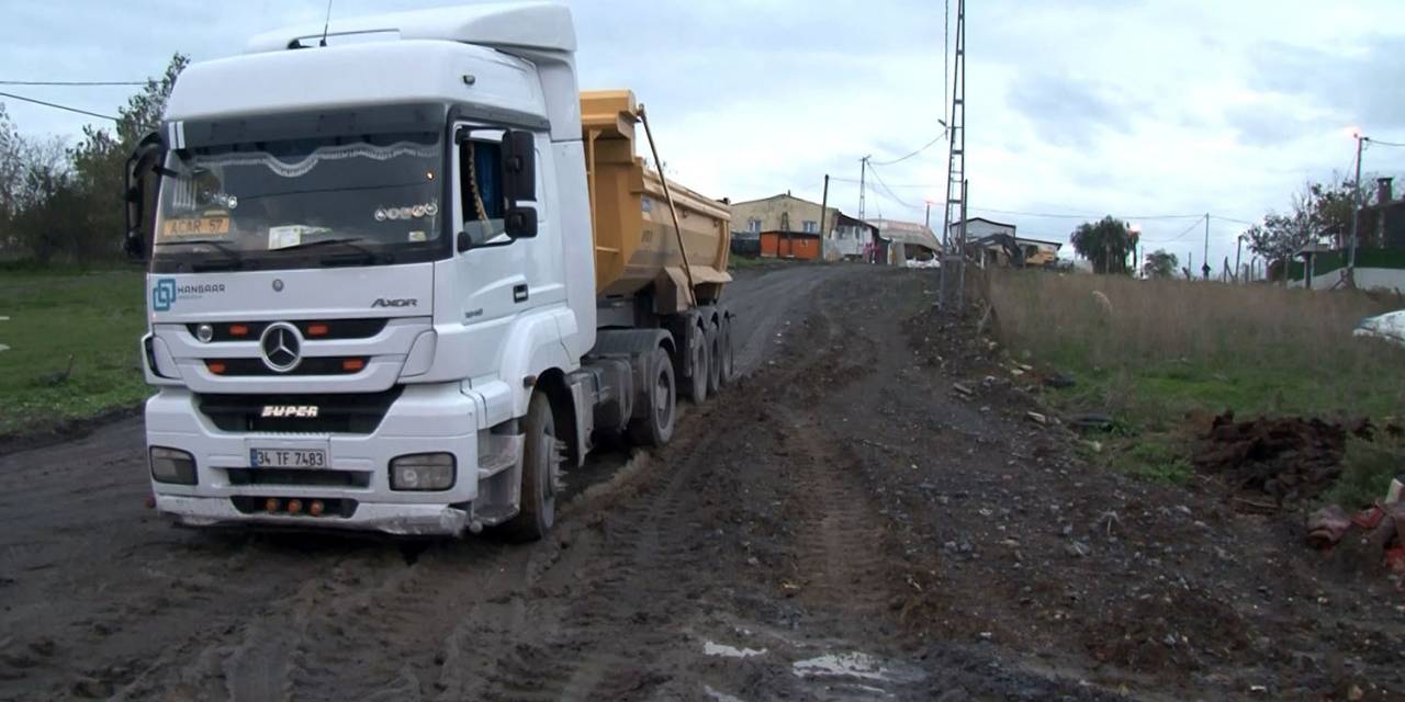 Hafriyat Kamyonları, Yasağa Rağmen Kullandıkları Yolda Çamura Saplandı