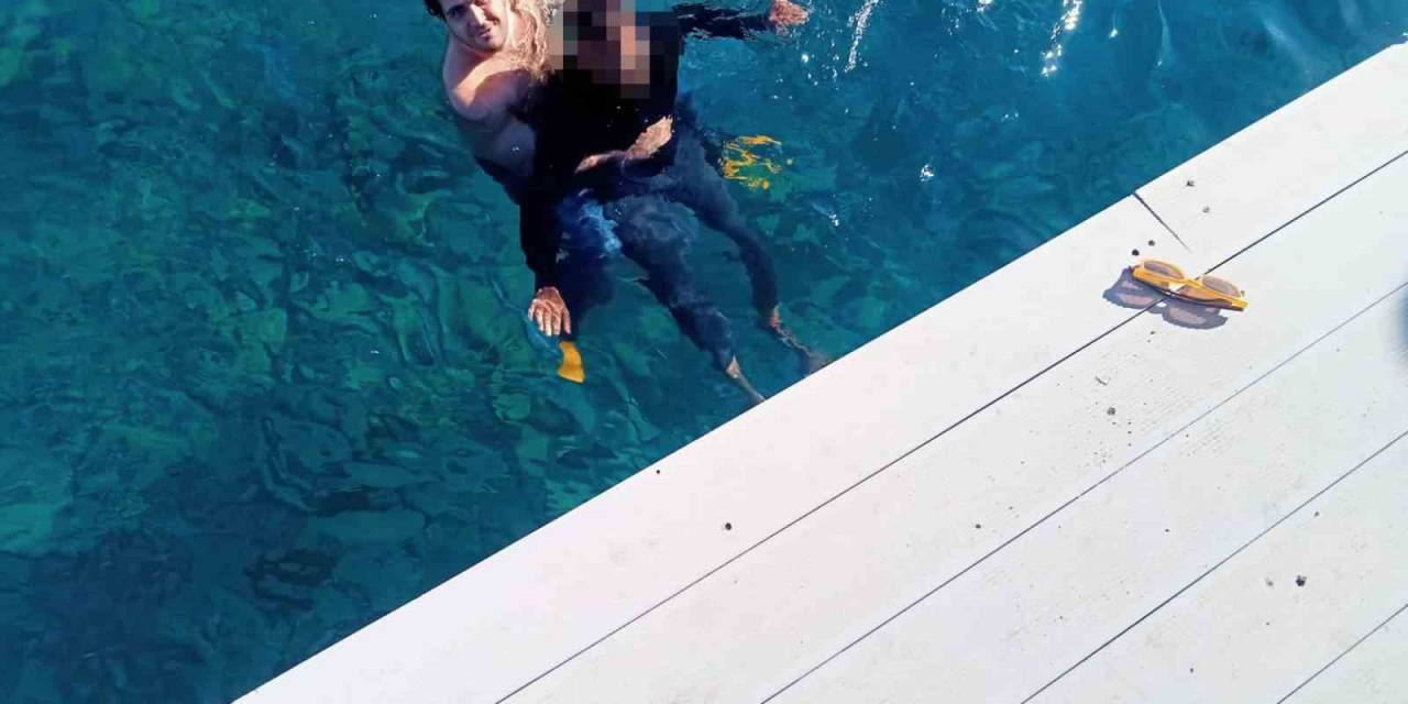 Gazetecileri Çağırdı, Ayağına Bağladığı Kum Torbasıyla Denize Atladı
