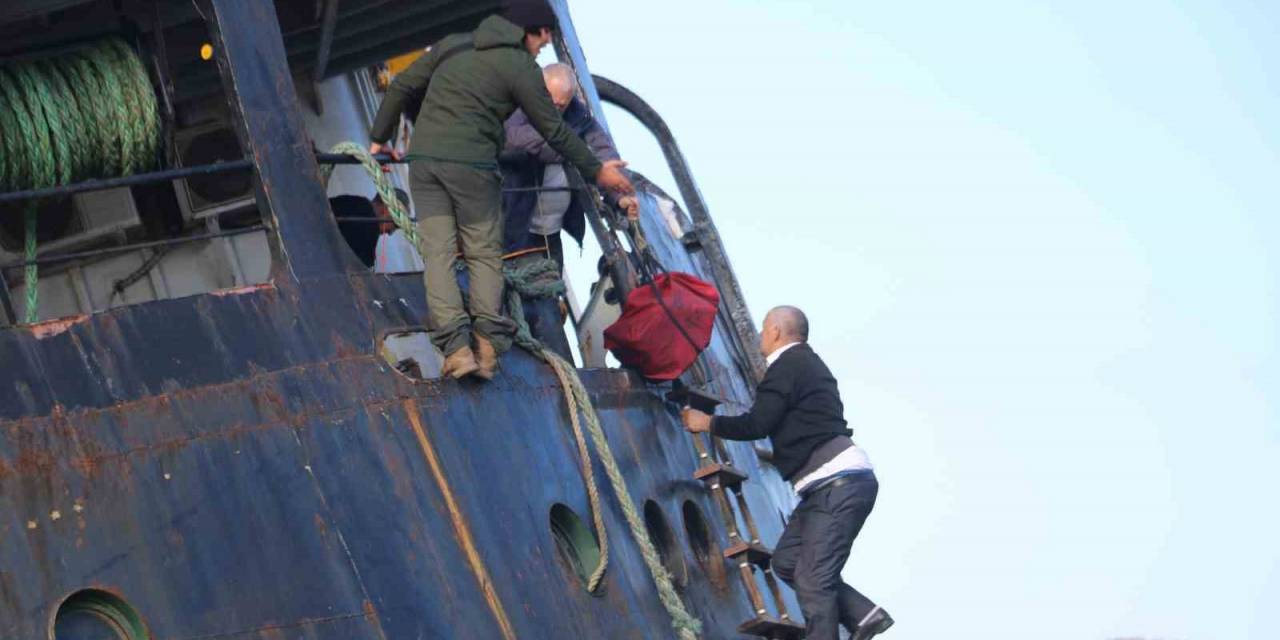 Karaya Oturan Pallada’nın Mürettebatı Gemiden Eşyalarını Topladı