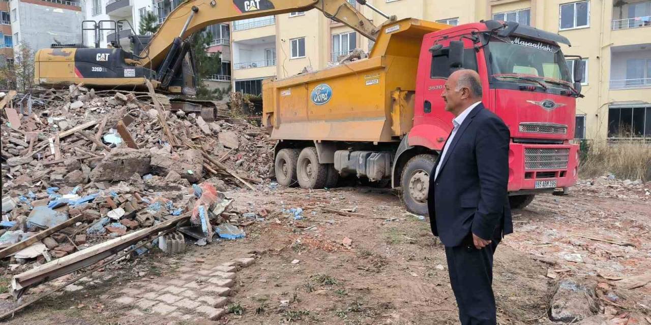 Doğanşehir’de Ağır Hasarlı Binaların Yıkımı Sürüyor