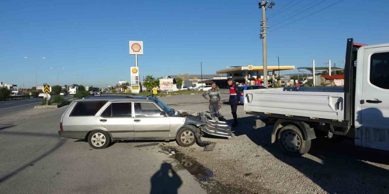 Antalya’da Otomobil İle Kamyonetin Çarpıştığı Kaza Kamerada