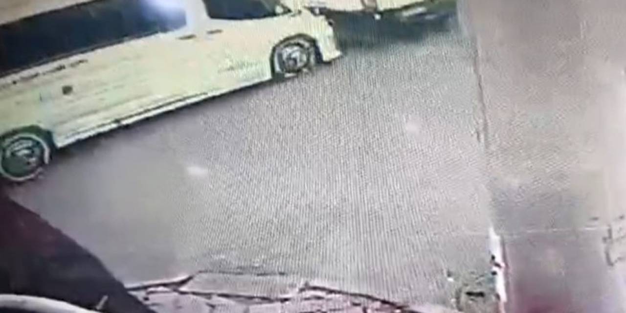 7 Kişinin Yaralandığı Servis Aracı Kazası Kamerada