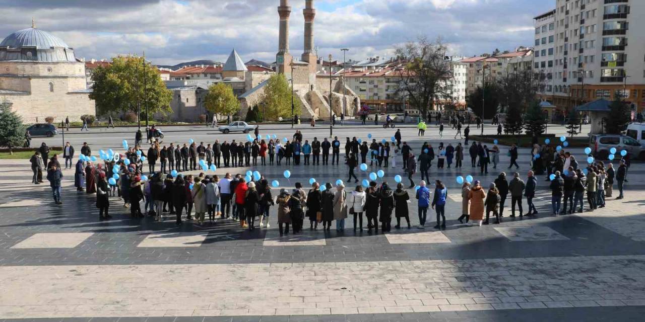 Mavi Balonları Gökyüzüne Bırakarak Farkındalık Oluşturdular