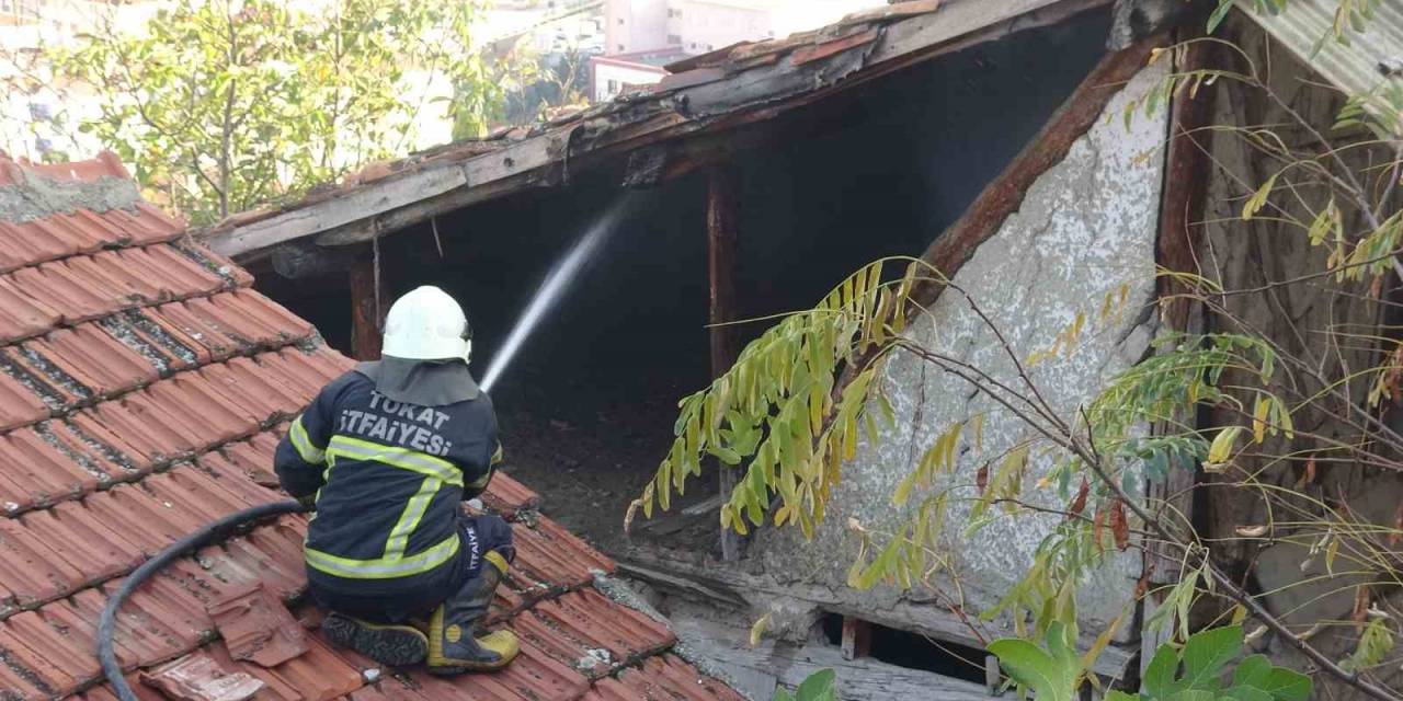 Ahşap Evde Çıkan Yangında 1 Kişi Dumandan Etkilendi
