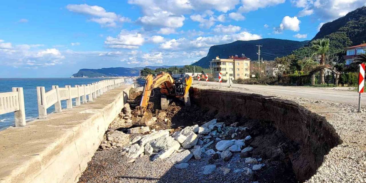 Dev Dalgalar Sebebiyle Çöken Yolda Onarım Çalışması Başlatıldı