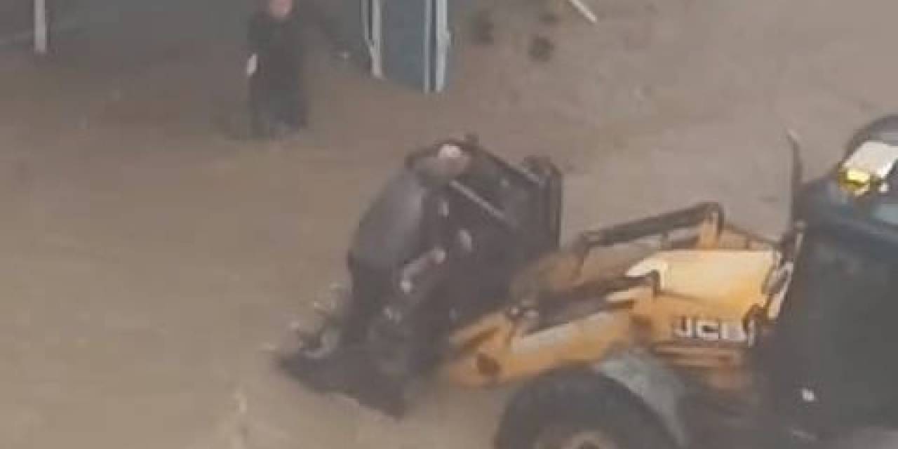 Yaşanan Su Baskınlarında Mahsur Kalanların Kepçelerle Kurtarıldığı O Anlar Ortaya Çıktı