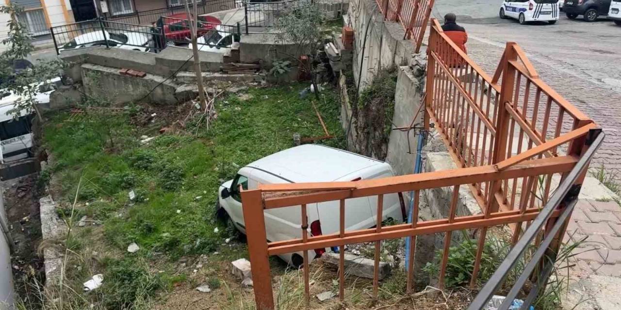 Kağıthane’de Hafif Ticari Araç Apartman Bahçesine Düştü