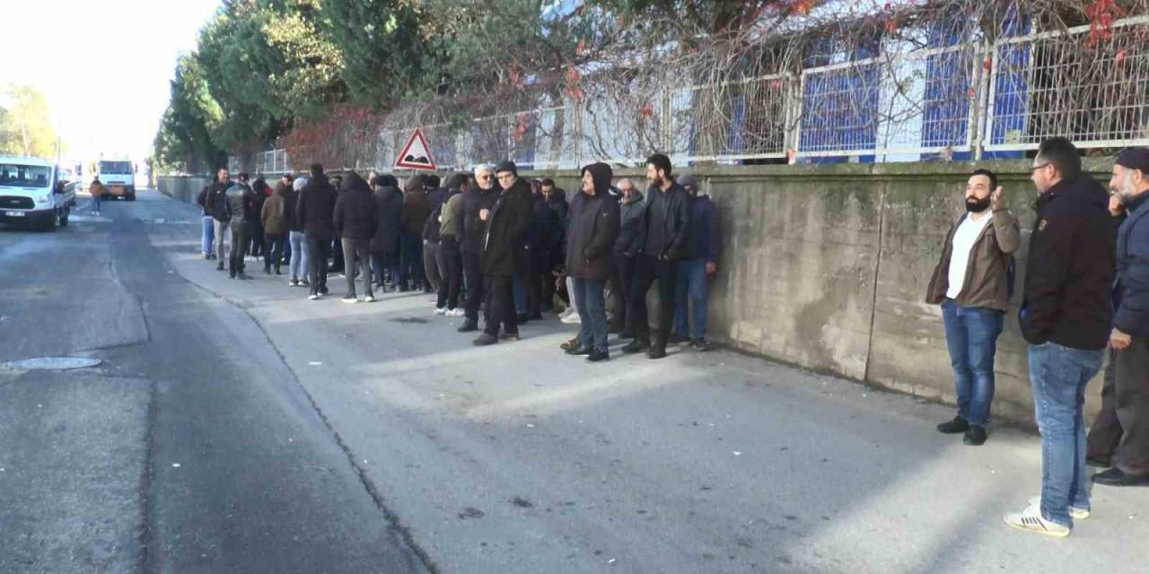 Maaşlarını Alamayan İşçiler Fabrikayı Bastı