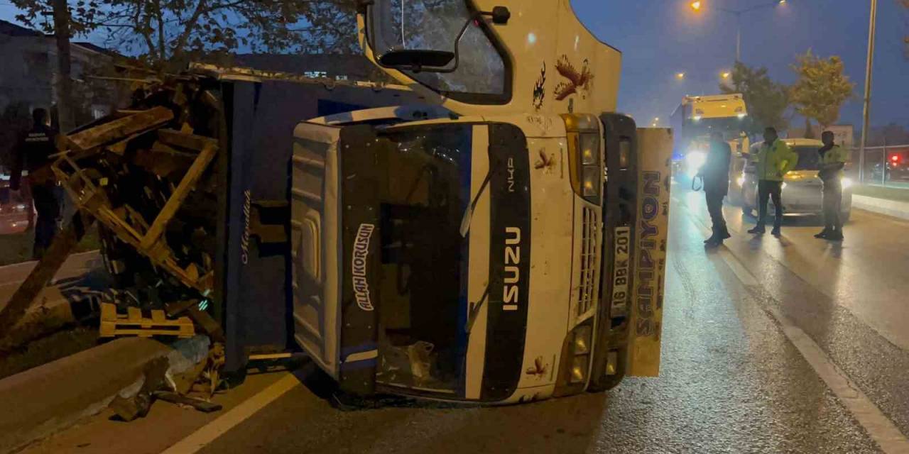 Lastiği Patlayan Kamyonet Devrildi