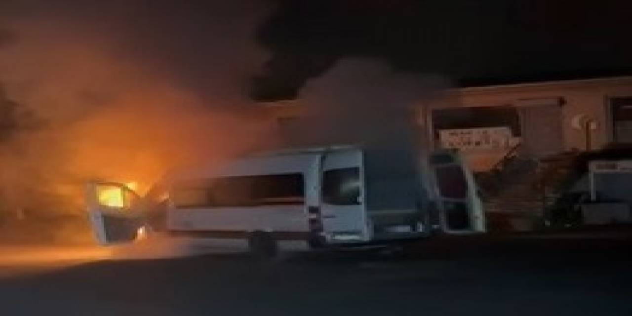 Servis Minübüsü Alev Topuna Döndü: İşçiler Ölümden Kıl Payı Kurtuldu