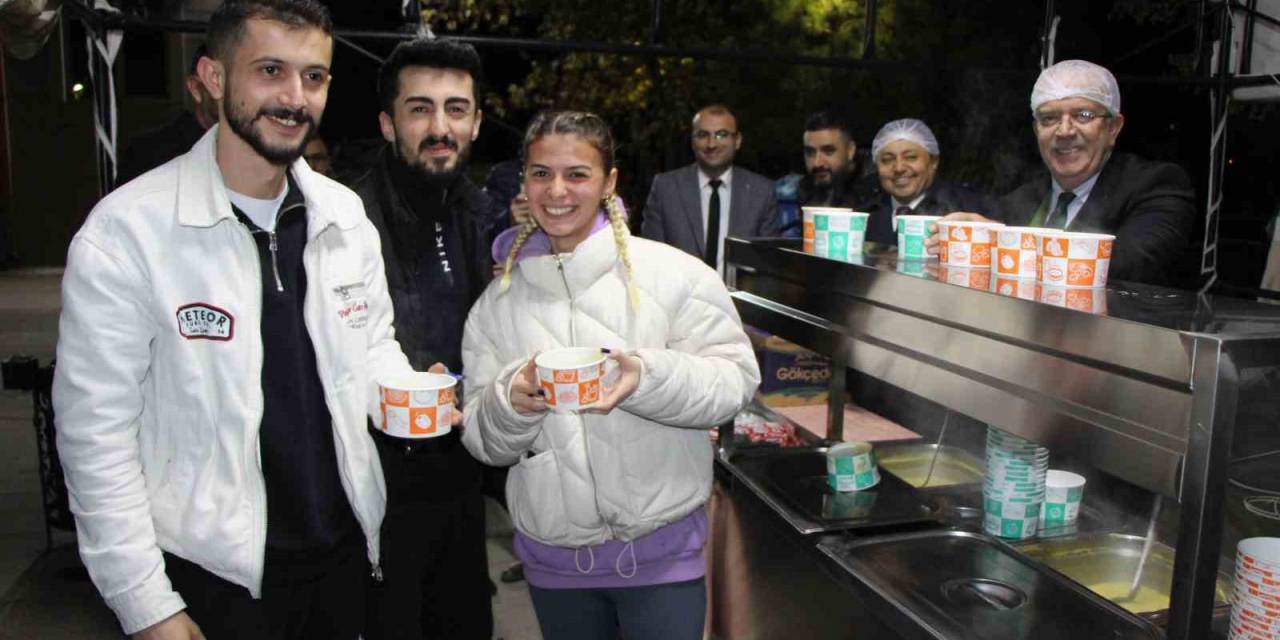 Amasya Üniversitesi’nde Sınavlara Hazırlanan Öğrencilere Sıcak Çorba