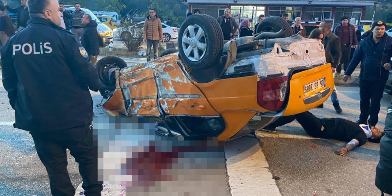 Karşı Şeride Uçup Otomobille Kafa Kaya Çarpıştı: 1 Ölü, 4 Yaralı
