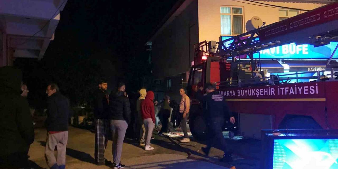 Sakarya’da Korkutan Yangın: Odunluk Alev Topuna Döndü, Mahalleli Sokağa Döküldü