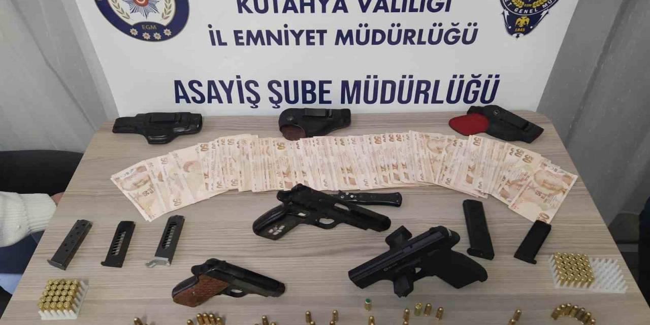 Kütahya’da Bir Evde 1’i Kurusıkı 3 Tabanca Ele Geçirildi