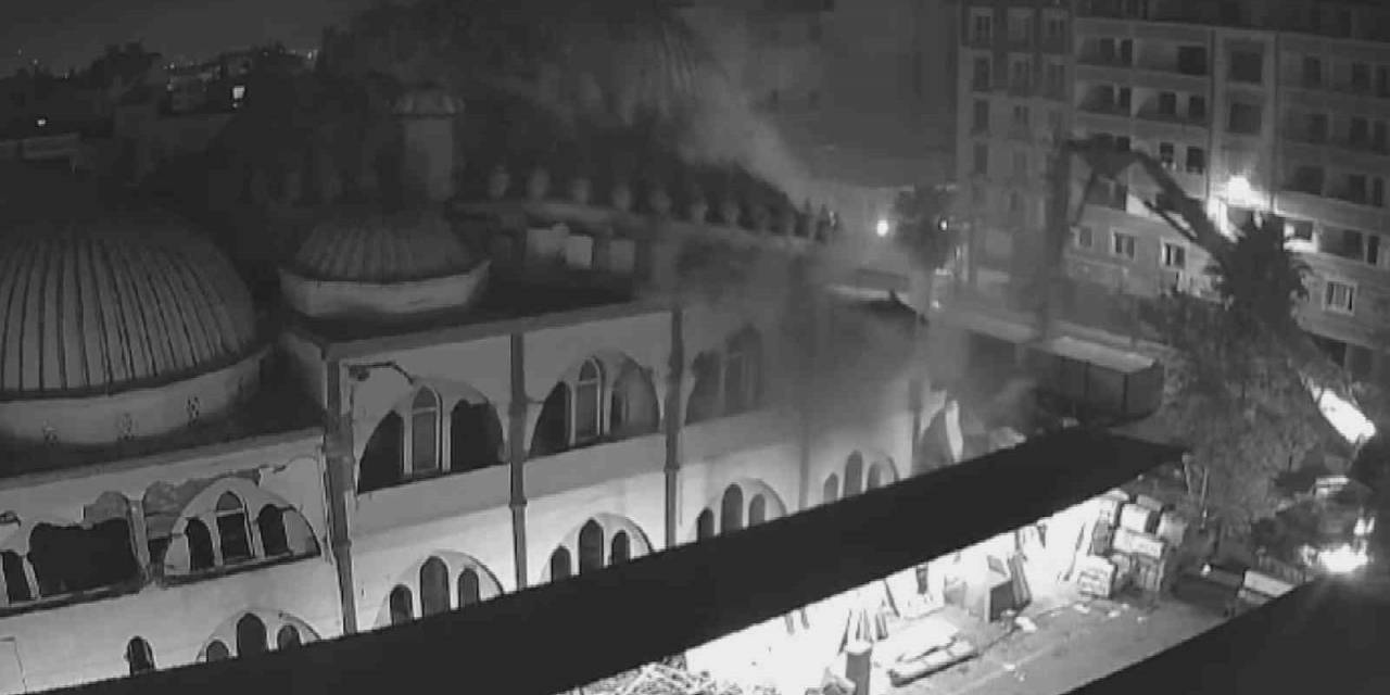 Ağır Hasarlı Cami Yıkım Esnasında Çöktü, O Anlar Kamerada