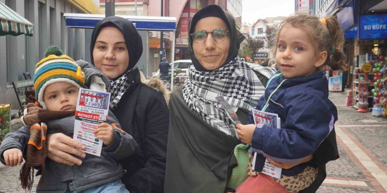 Edirne’de İki Gönüllü Anne, Çocuklarıyla Birlikte Broşür Dağıtarak Boykot Çağrısı Yaptı