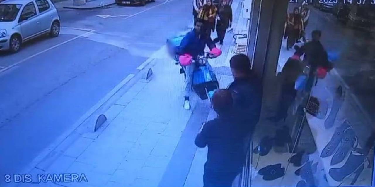 İzinsiz Aldığı Elektrikli Bisikletle Kaldırımda Bekleyen Yayalara Çarptı: O Anlar Kamerada