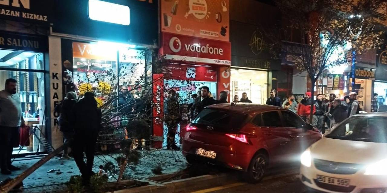 Kontrolü Kaybedince Aracıyla Kaldırıma Çıktı