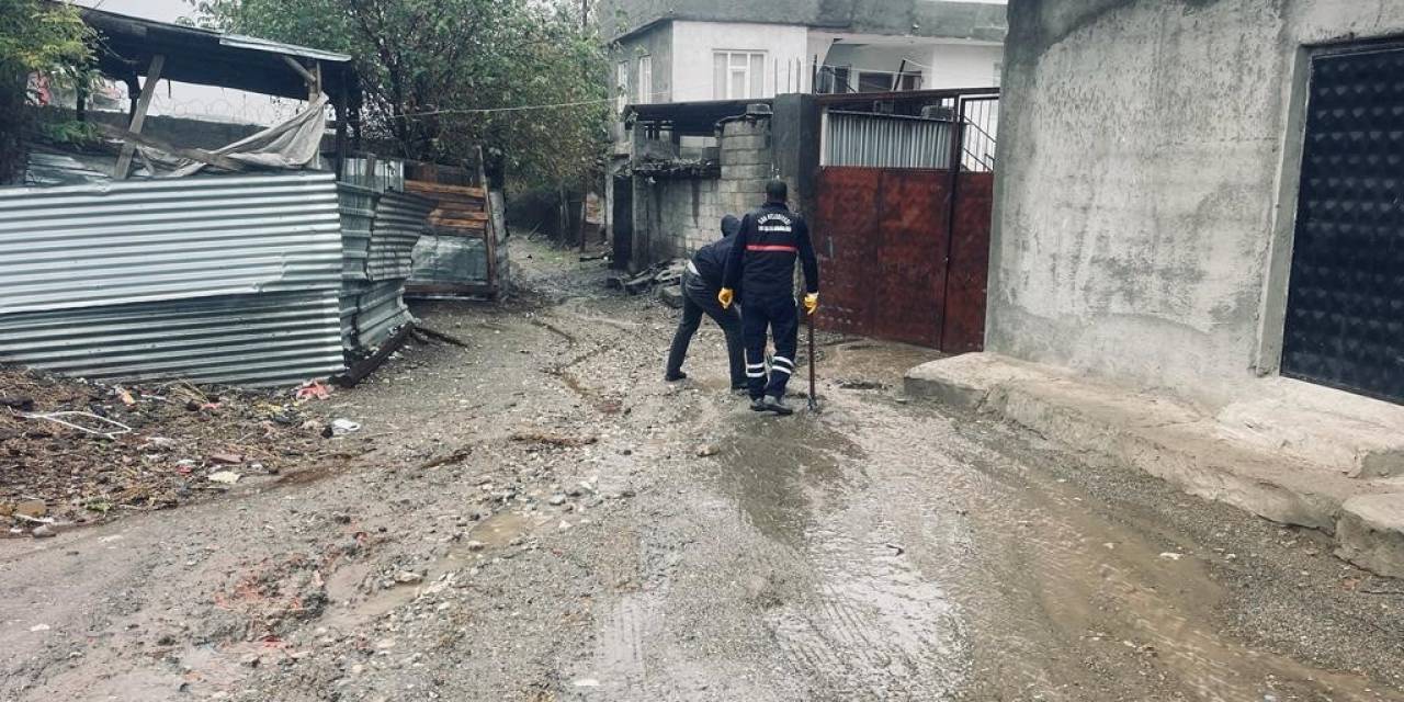 Diyarbakır’da Yağış Sonrası Sokaklarda Temizlik Yapıldı