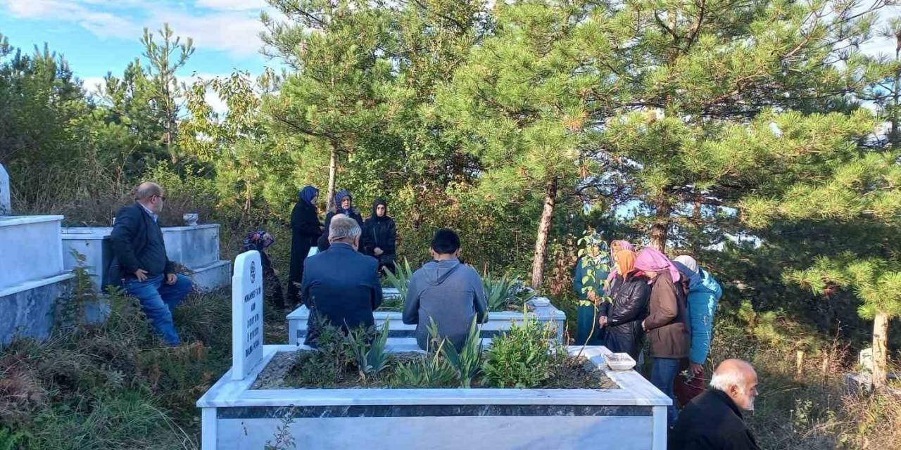 Merhum Öğretmen Kabri Başında Anıldı