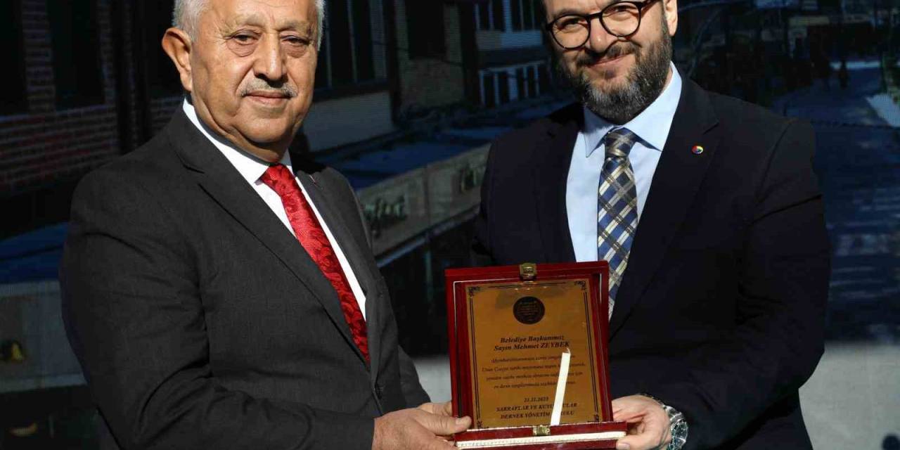 Esnaflardan Başkan Zeybek’e Teşekkür Plaketi