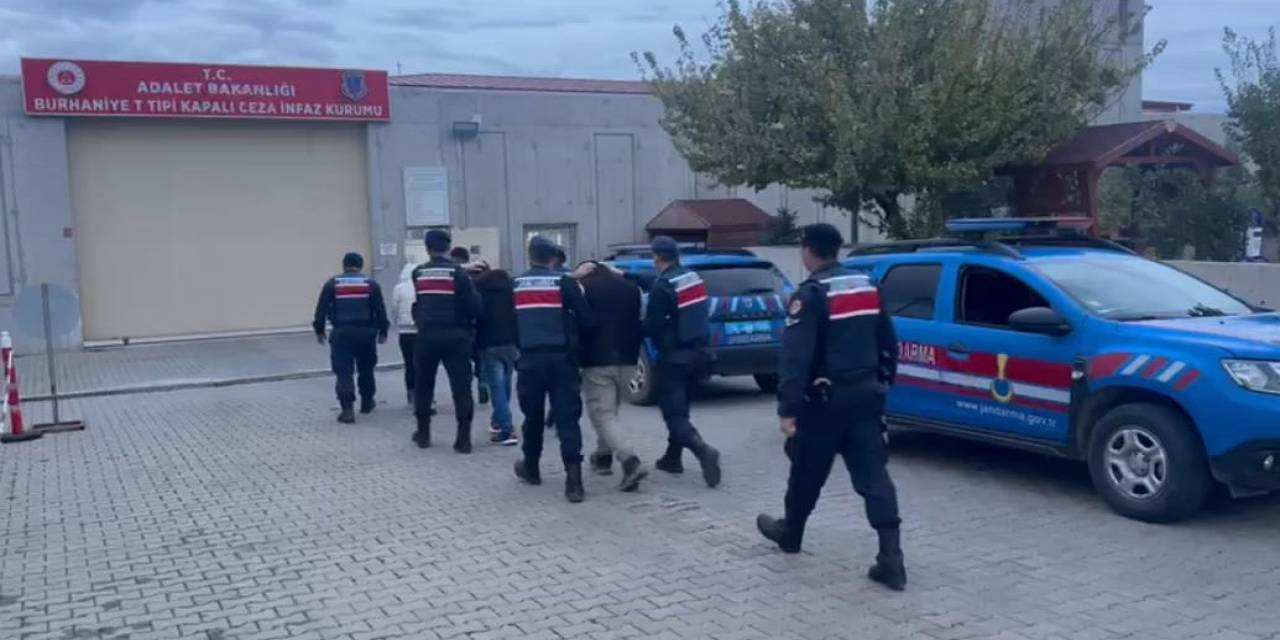 Balıkesir’de 16 Düzensiz Göçmen Ve 3 Organizatör Yakalandı