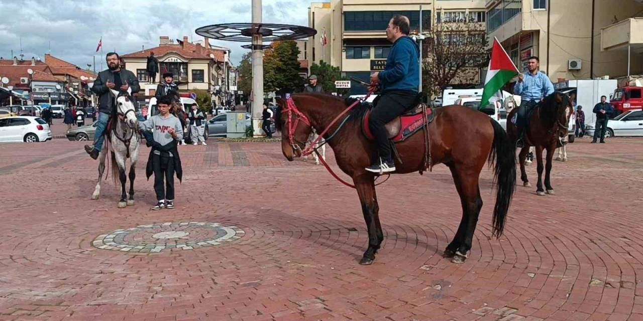 Filistin’e Destek İçin Atlarıyla Yürüyüş Düzenlediler