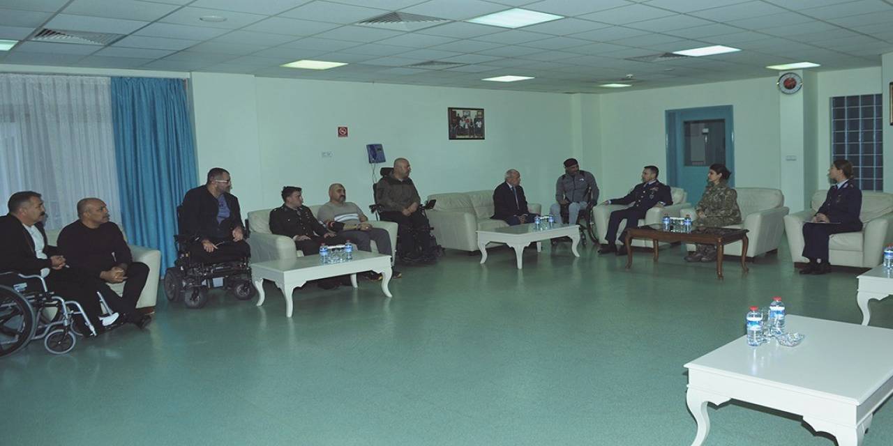 Hava Kuvvetleri Personelinden Hastanede Tedavileri Süren Gazilere Ziyaret