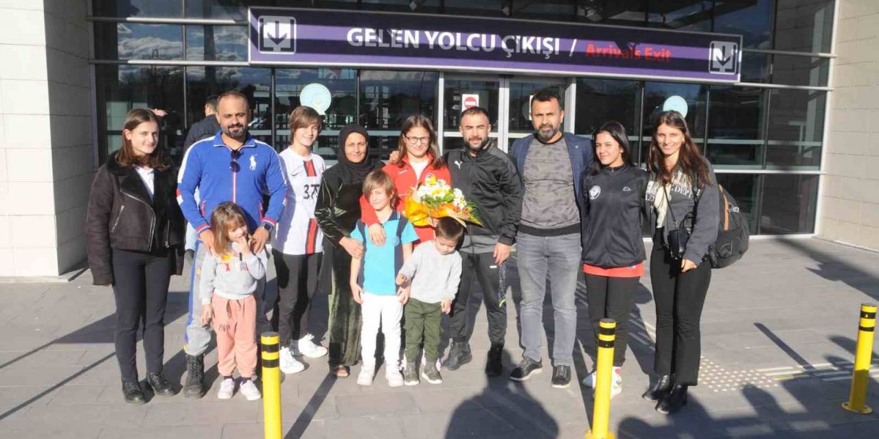 Boksta Avrupa 2.’si Olan Milli Sporcu Yalgettekin, Cizre’de Çiçeklerle Karşılandı